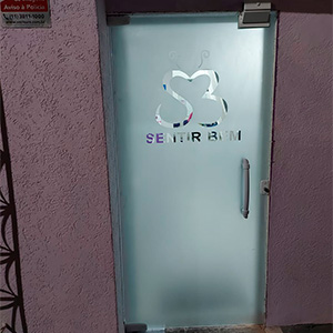 17 Porta de Vidro Temperado com Jato desenhado com logo da Clínica
